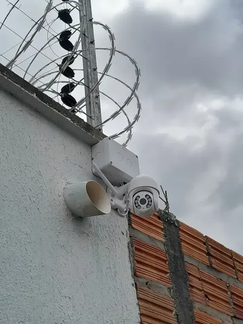 Câmera instalada em muro